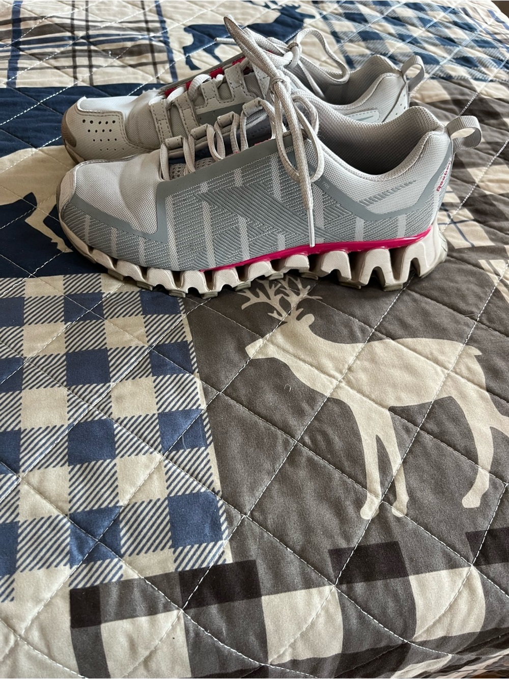 EUC NICE REEBOK ZIGS SIZE 8